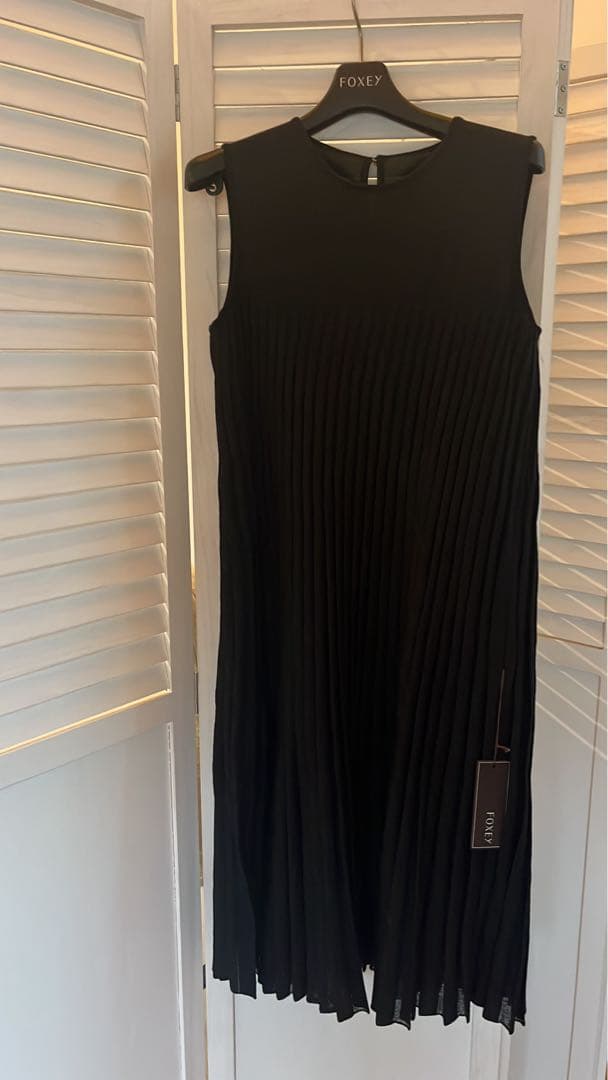 ふ*ん様 お値下げ˚✧₊新品FOXEY可愛いプリーツワンピース ・タグ・ハンガー