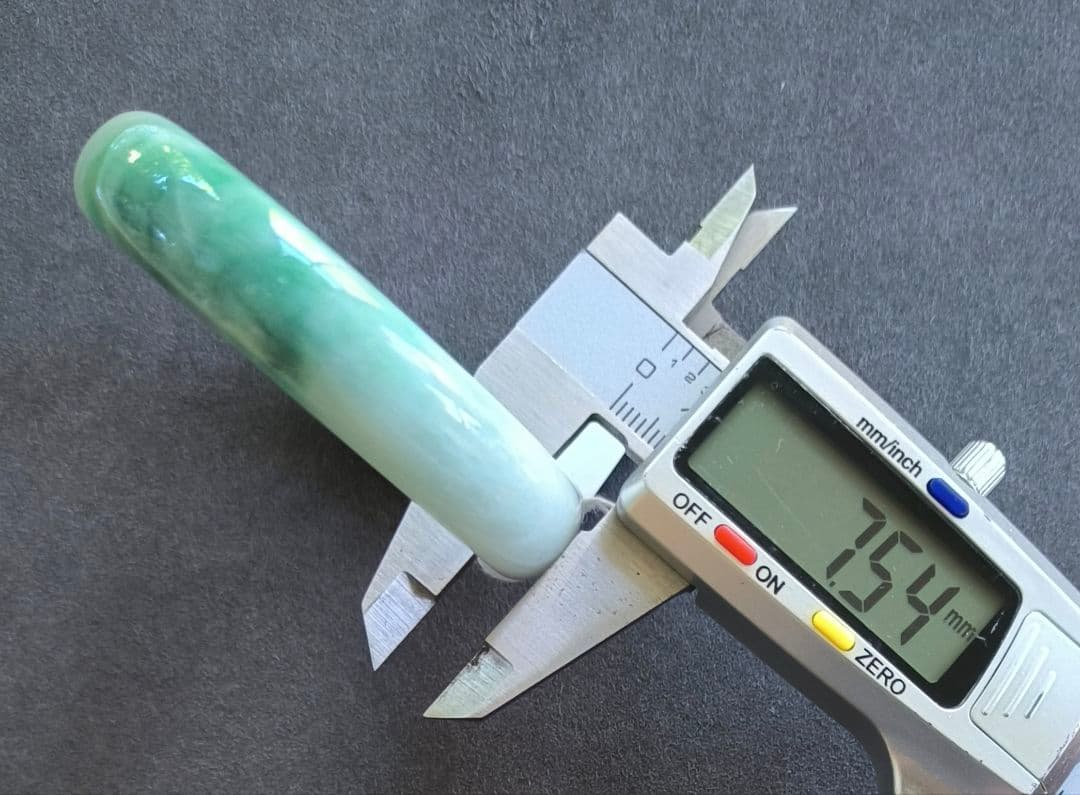 【日本鑑別書付:青翡翠】ミャンマー産青翡翠のバングル（内径55ミリ弱）8616