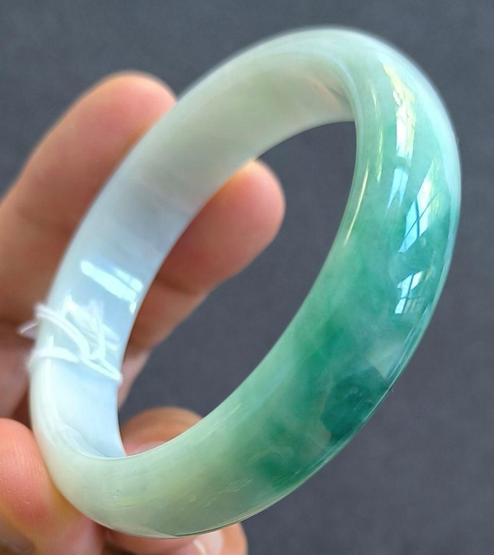【日本鑑別書付:青翡翠】ミャンマー産青翡翠のバングル（内径55ミリ弱）8616