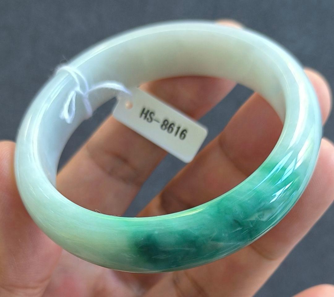【日本鑑別書付:青翡翠】ミャンマー産青翡翠のバングル（内径55ミリ弱）8616
