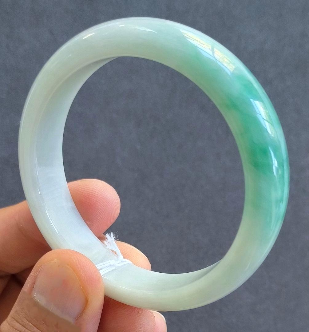 【日本鑑別書付:青翡翠】ミャンマー産青翡翠のバングル（内径55ミリ弱）8616