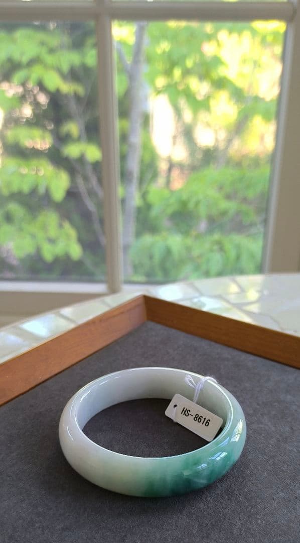 【日本鑑別書付:青翡翠】ミャンマー産青翡翠のバングル（内径55ミリ弱）8616