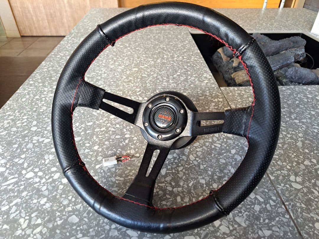 MOMO 本革ステアリング ダイハツ用ボス付き - パーツ人気 商品 通販