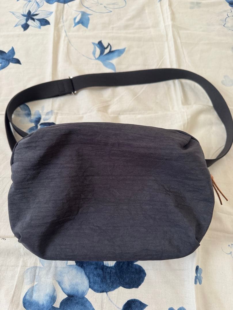 ニジュウカノウ　 FUKUI SIWAナイロンボディバッグＭダークグレー美品