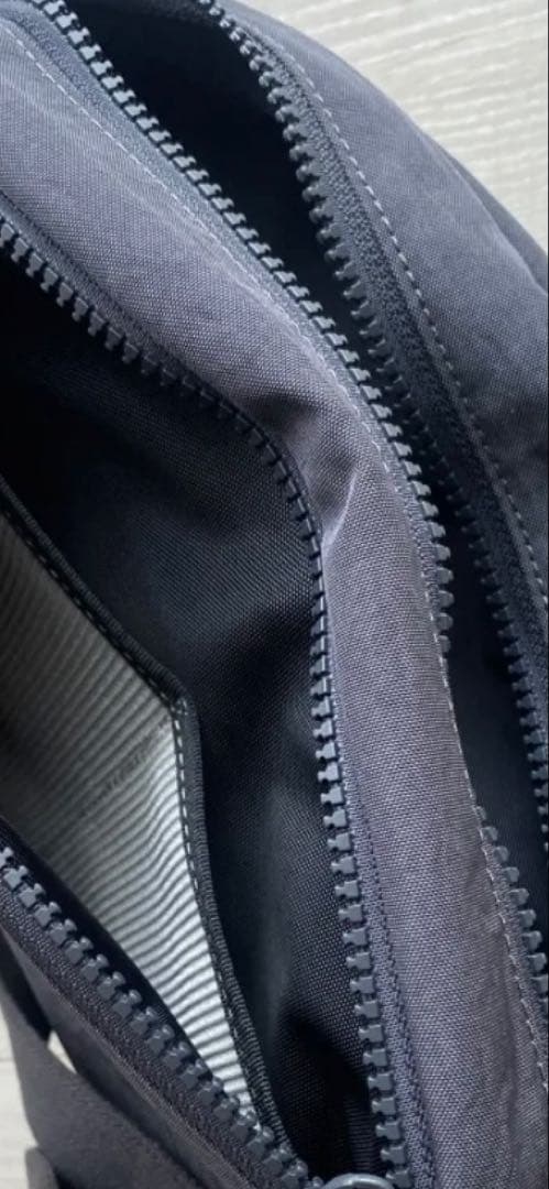 ニジュウカノウ　 FUKUI SIWAナイロンボディバッグＭダークグレー美品