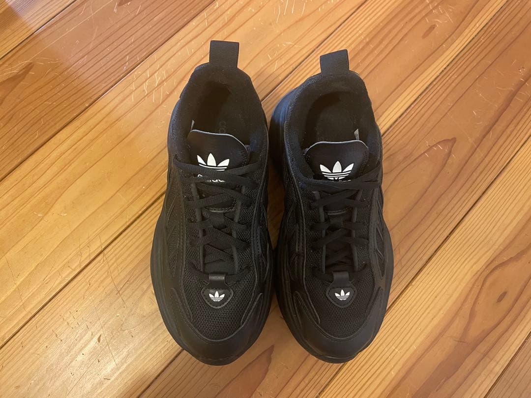 adidas オズガイア　スニーカー　22.5cm