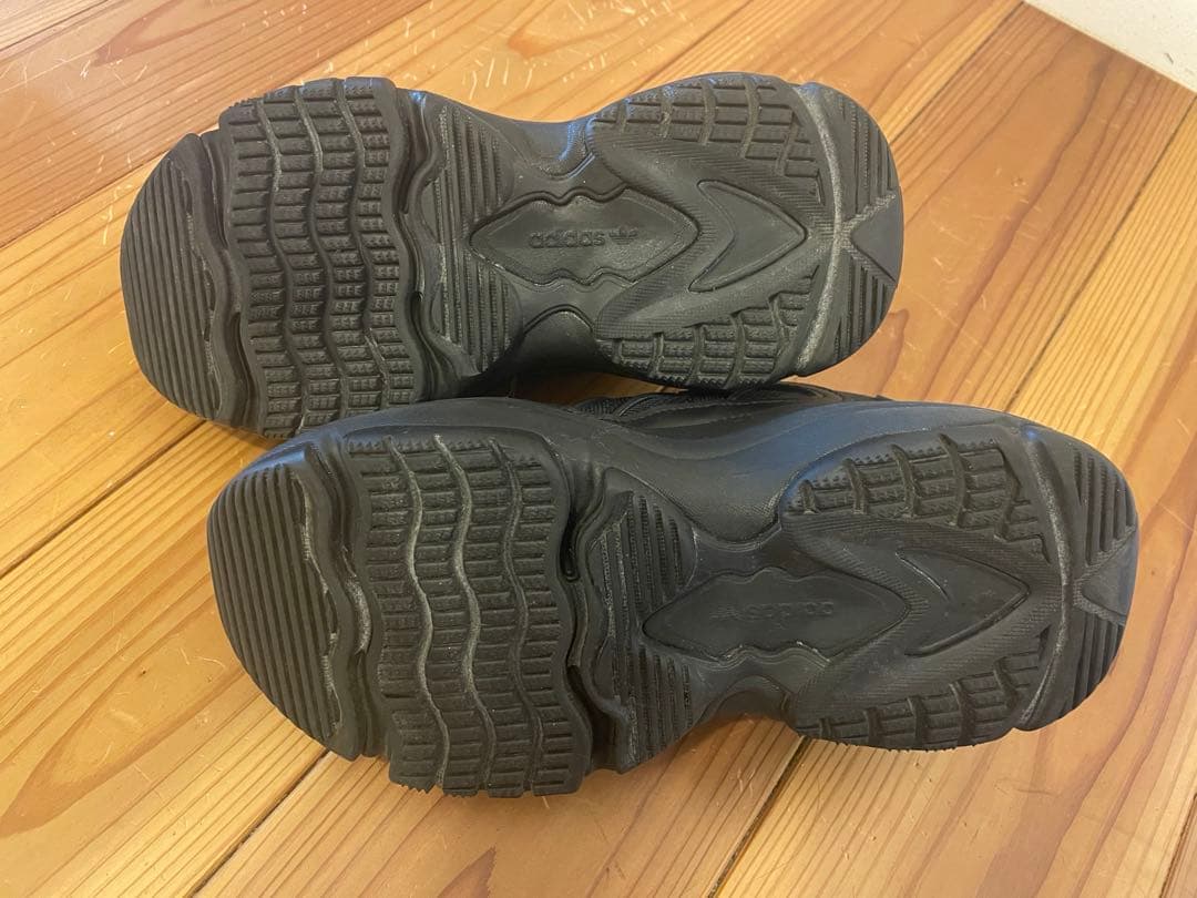 adidas オズガイア　スニーカー　22.5cm