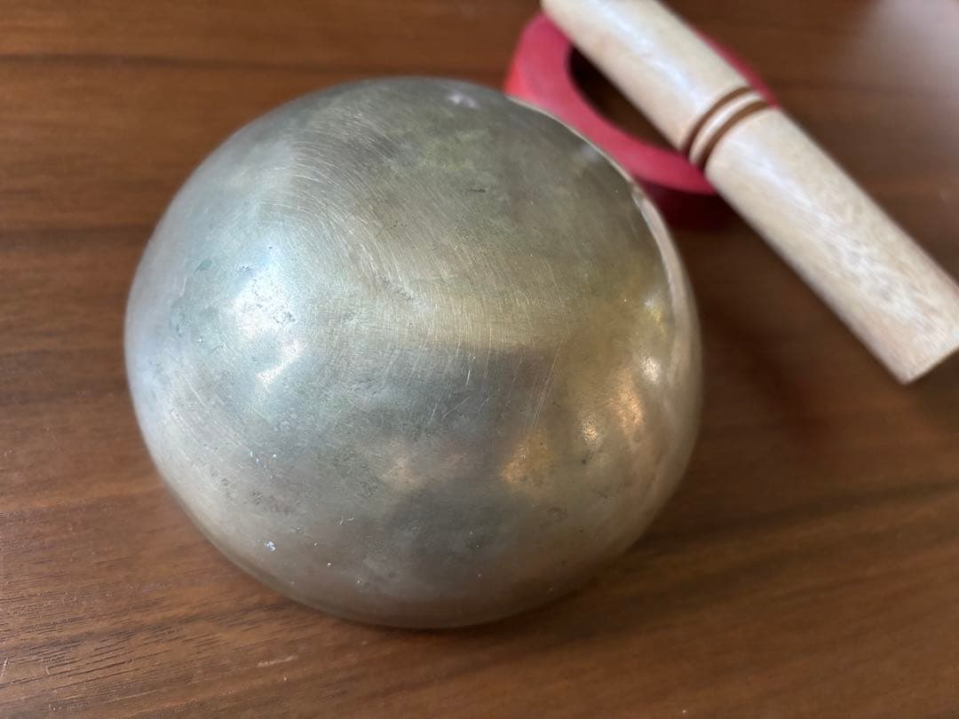 アマナマナ真鍮製シンギングボウル台座とスティックのセットです