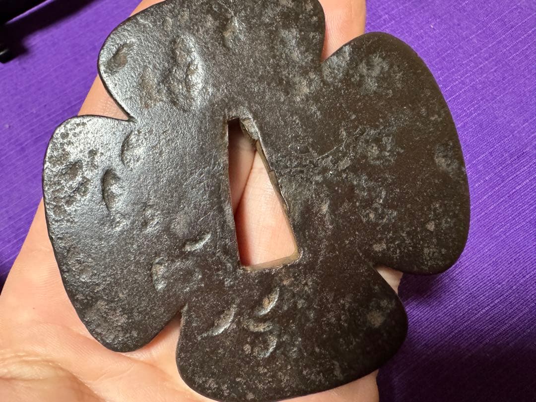 在銘　室町？　花木瓜鉄鐔　信家を彷彿させる名鐔（日本刀装具脇差短刀拵小柄笄目貫