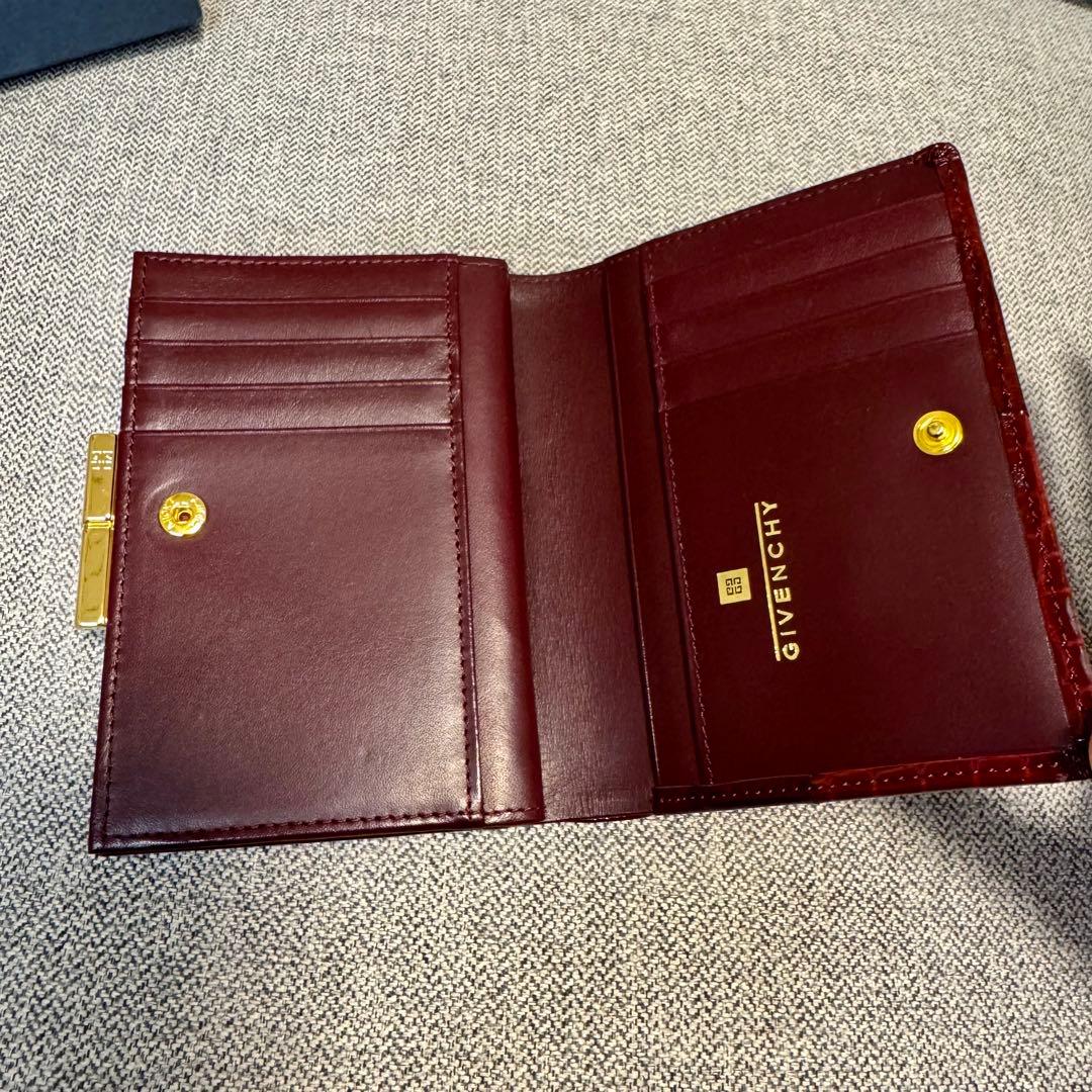 GIVENCHY ジバンシィ 二つ折り財布 型押しパテントレザー がま口
