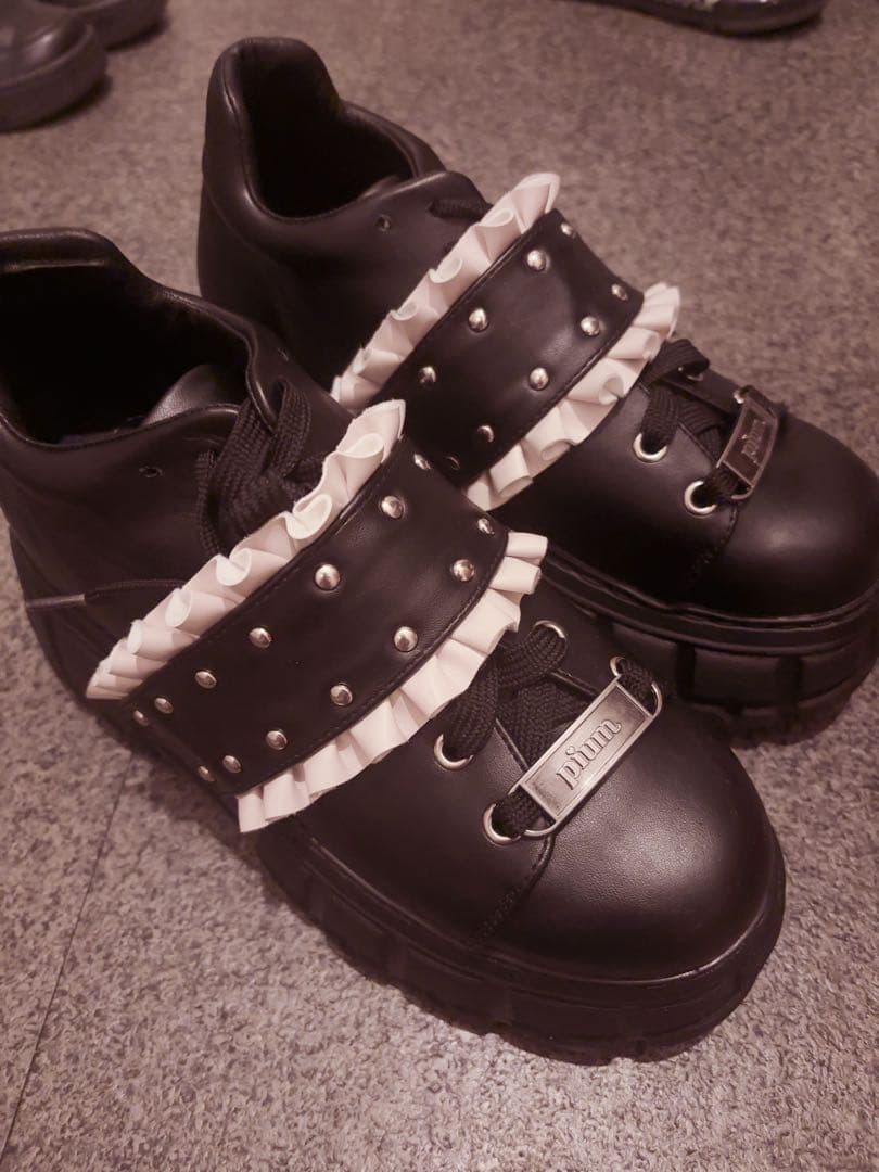 pium フリルベルトボリュームスニーカー ピンク ブラック