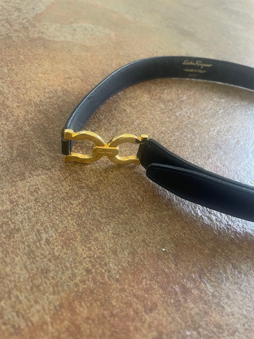 フェラガモ　レディース黒の本革ベルト 5112 レザーベルト ゴールド