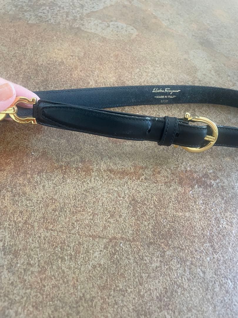 フェラガモ　レディース黒の本革ベルト 5112 レザーベルト ゴールド