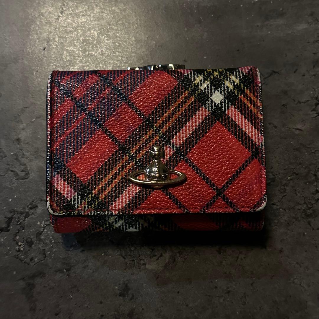 美品】ヴィヴィアン 三つ折り財布 赤チェック柄 オーブ付き - メルカリ