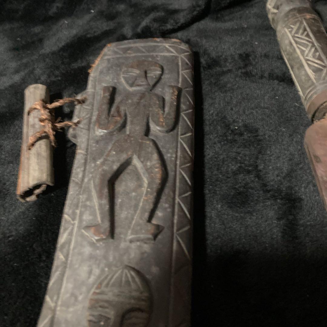 民芸品。彫刻付き木製鞘の刀　６３センチ