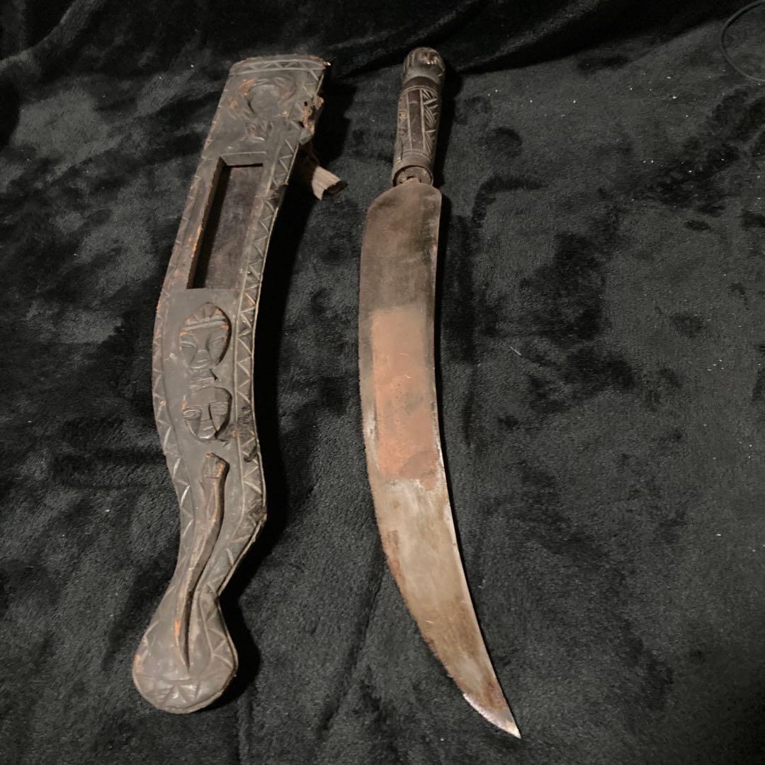 民芸品。彫刻付き木製鞘の刀　６３センチ