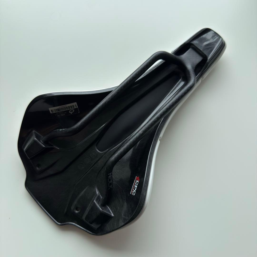 プロロゴ　カーボンサドル　SCRATCH M5 CPC NACK
