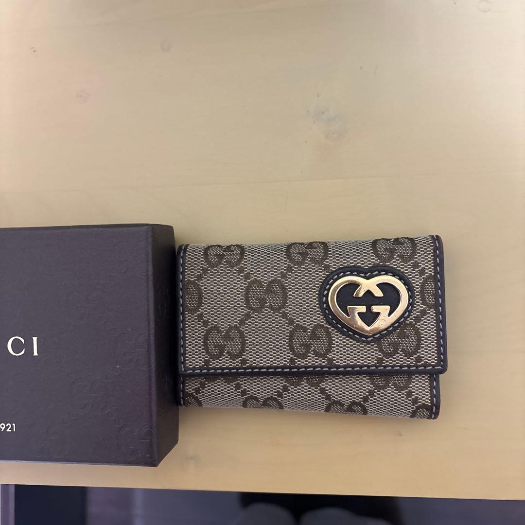 GUCCI キーケース ハート型ロゴ付き