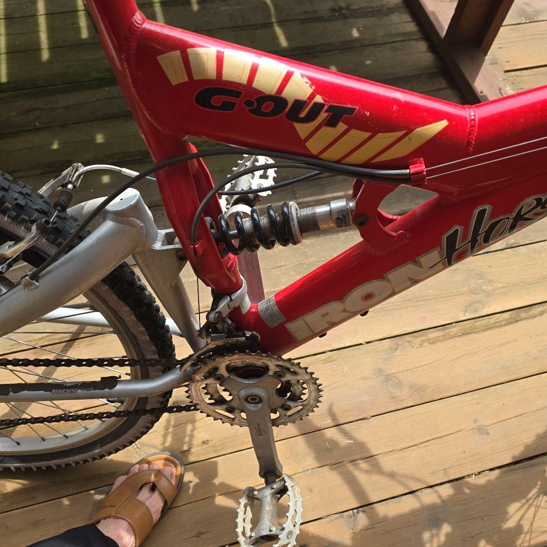 赤いマウンテンバイク