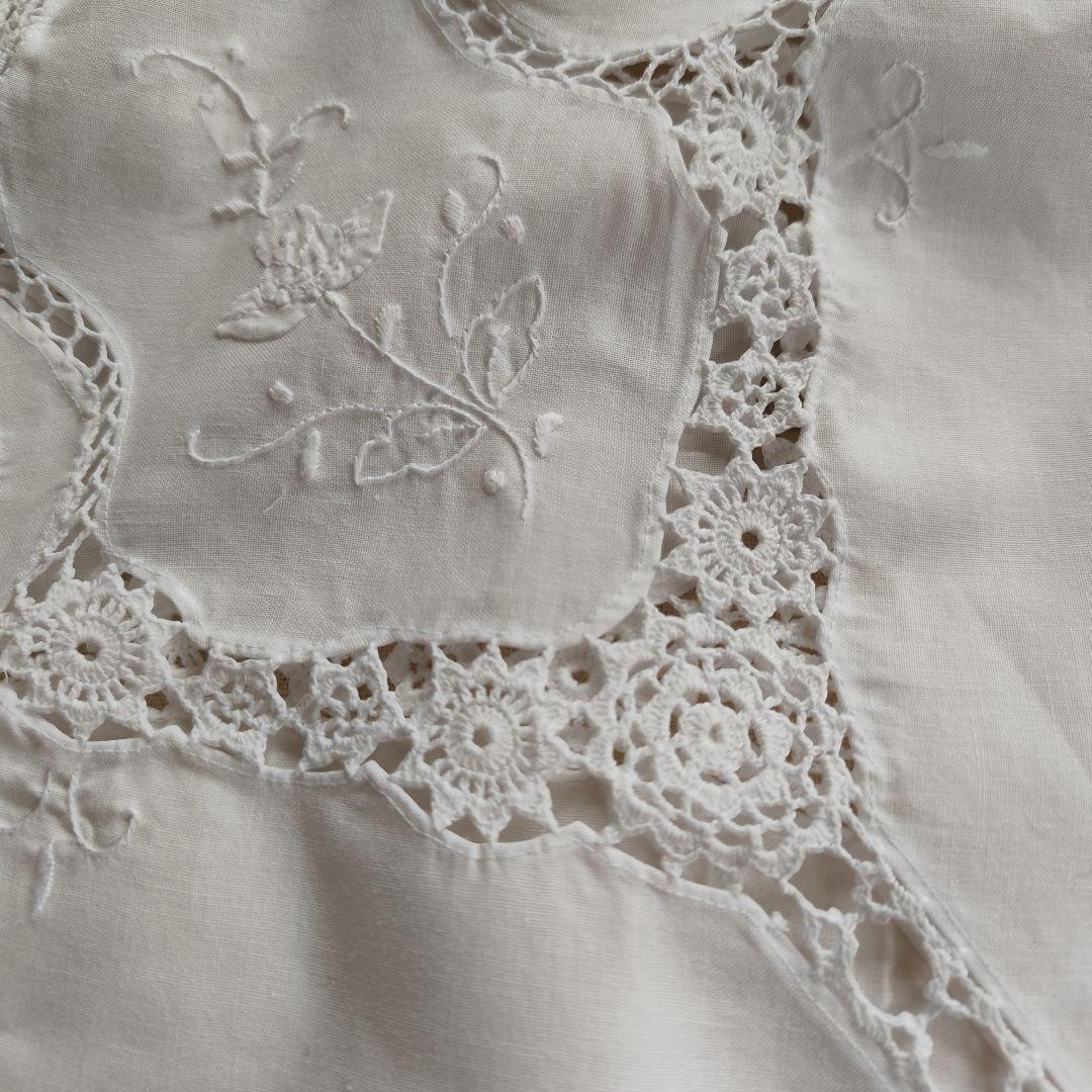 白糸手刺繍　手編みレース繋ぎ　テーブルクロス