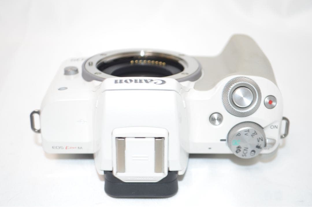 ★美品★お洒落ホワイト♪高性能ミラーレス！スマホ転送OK★キヤノン Kiss M