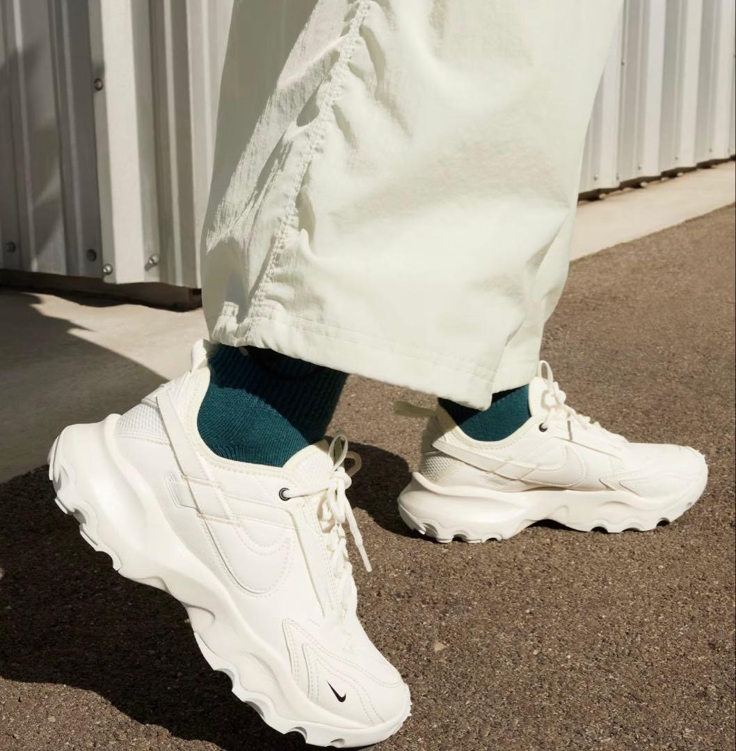 NIKE ナイキ ウィメンズ TC7900 スニーカー ホワイト 25cm