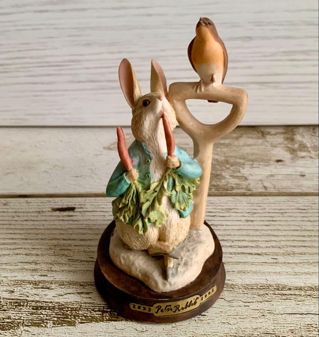 にんじんを食べるピーターラビット 100周年記念バージョン フィギュ
