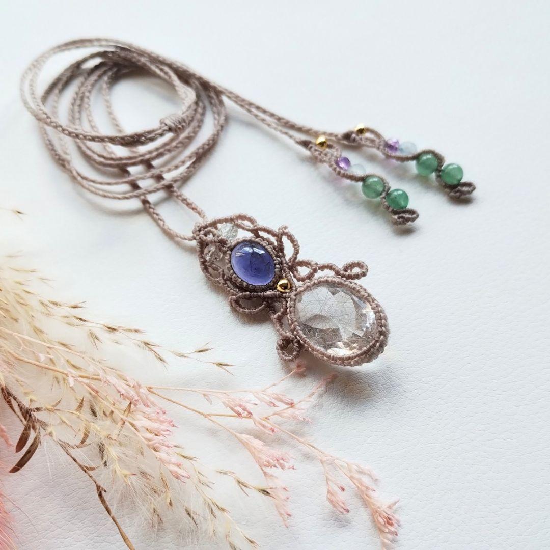 【まつこ】ルチルクォーツ＆アイオライトのマクラメ編みネックレス他