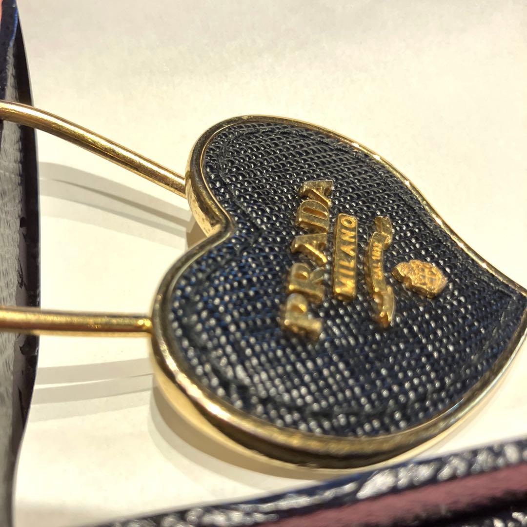 PRADA ハート型キーホルダー 黒金