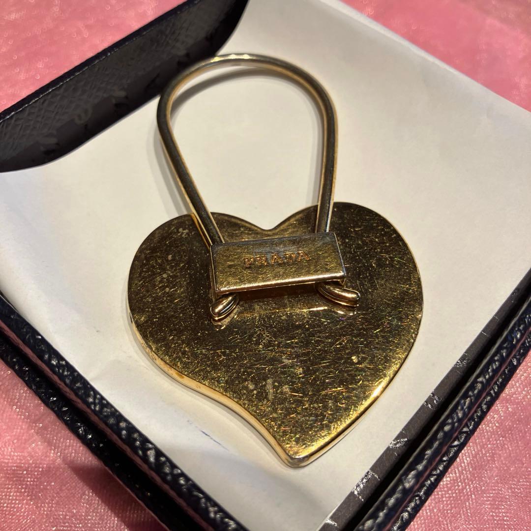 PRADA ハート型キーホルダー 黒金