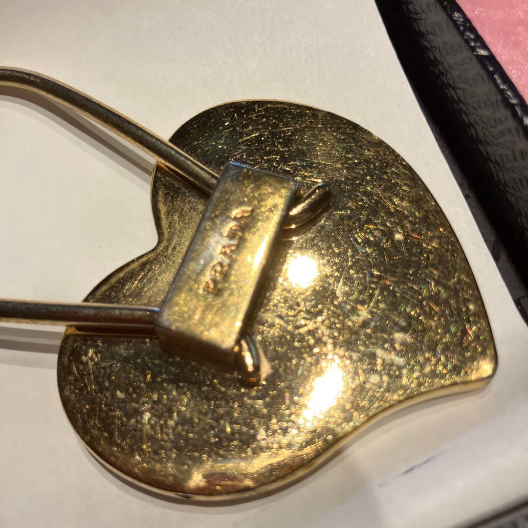 PRADA ハート型キーホルダー 黒金