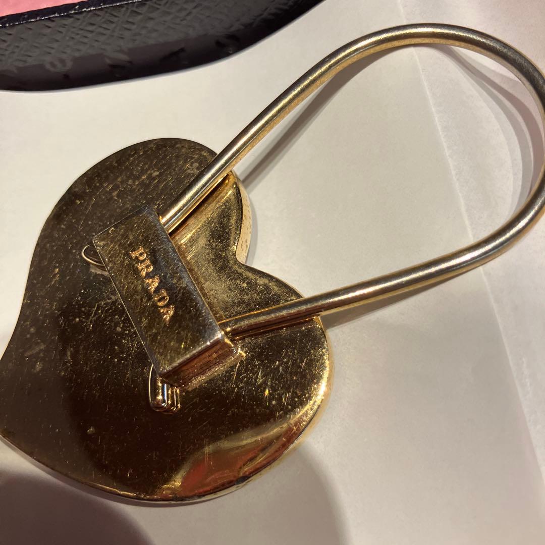 PRADA ハート型キーホルダー 黒金