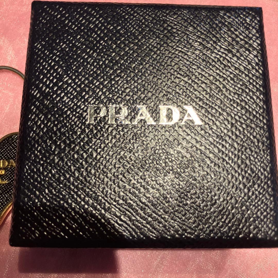 PRADA ハート型キーホルダー 黒金