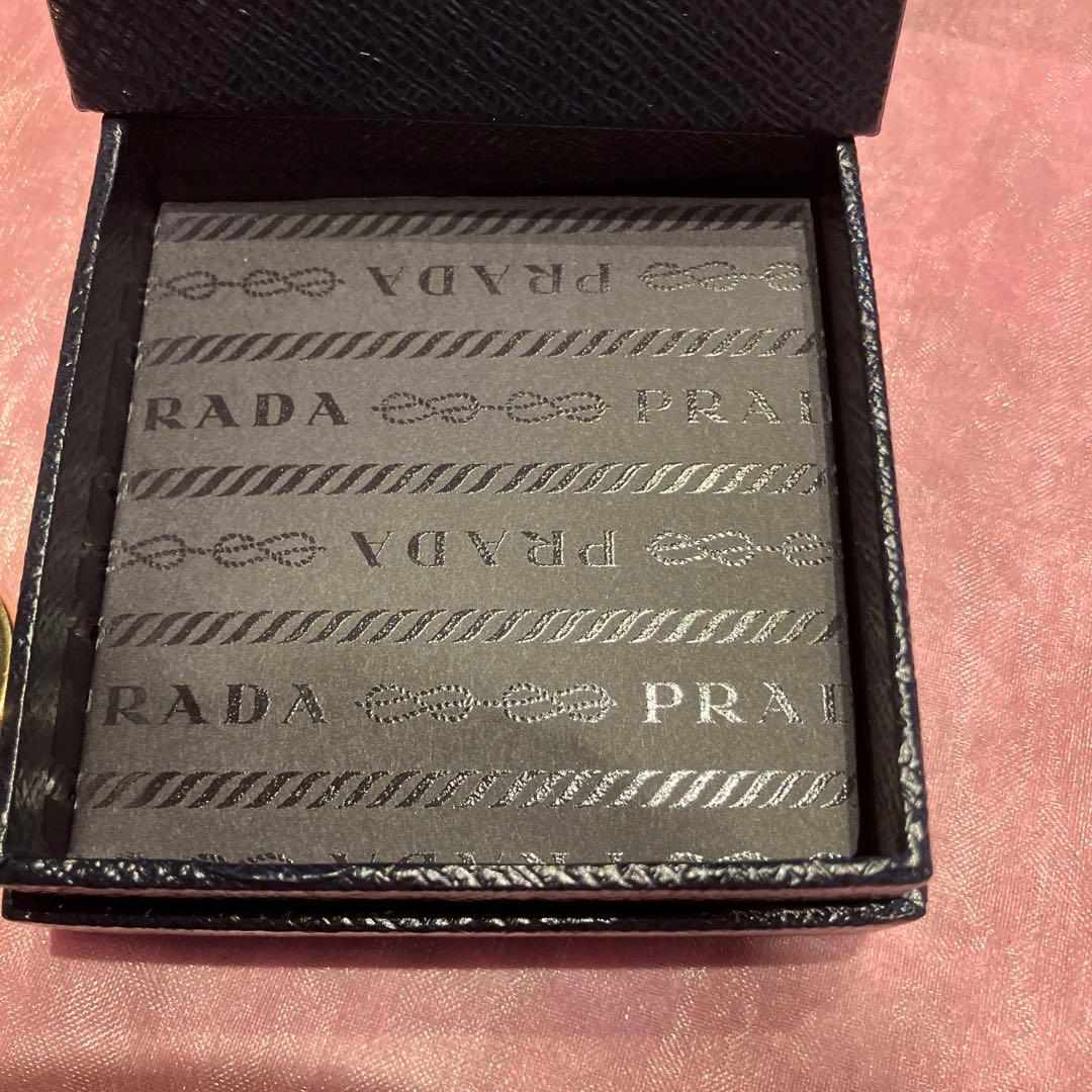 PRADA ハート型キーホルダー 黒金