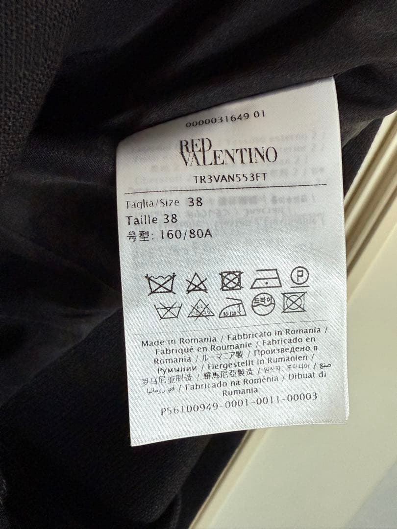 RED VALENTNO ノースリーブひざ丈ワンピース フリルデザイン 黒と白