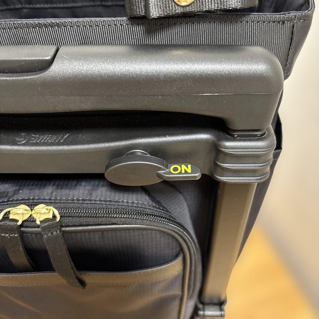 値下げ‼️人気ブランド‼️SWANY‼️スワニー4輪キャリーバック（レインカバー付き）