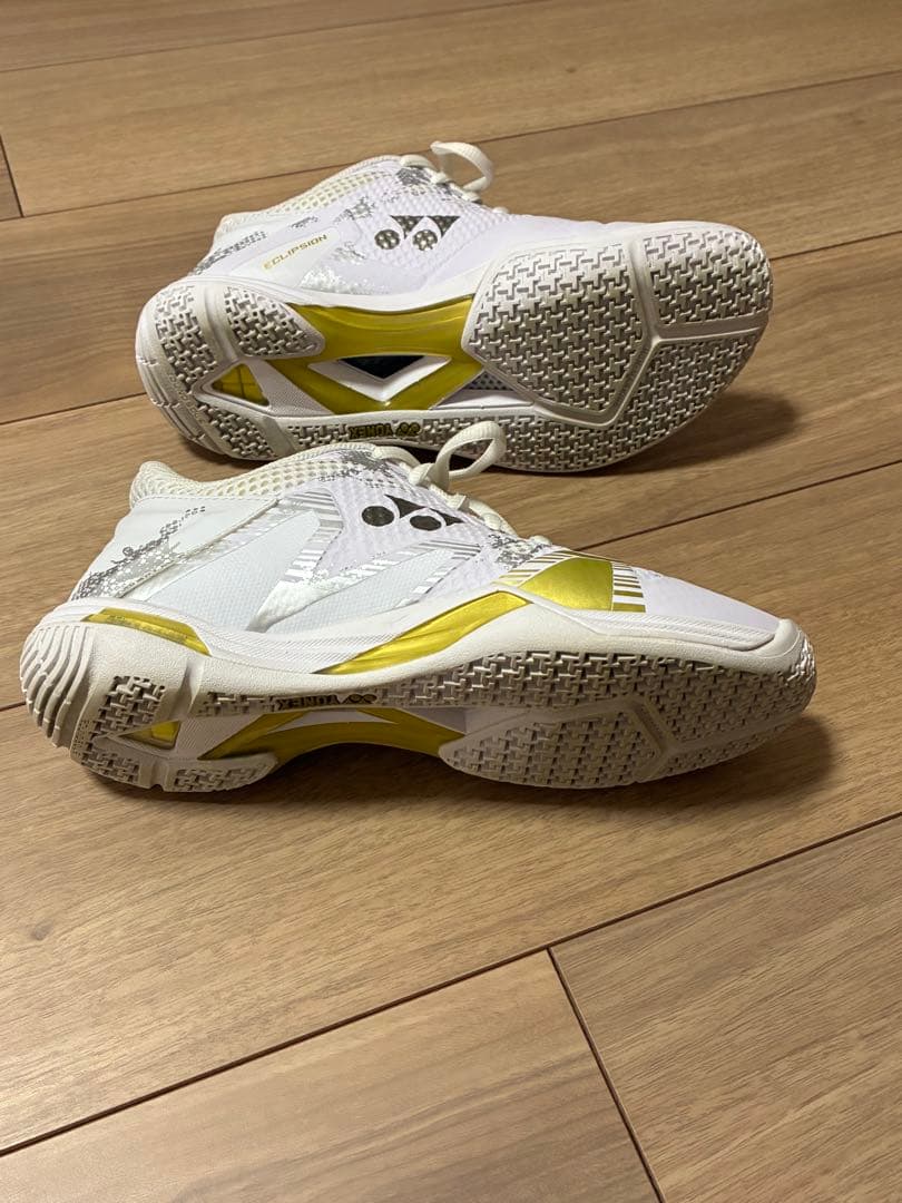 YONEX バドミントンシューズ ホワイト/ゴールド 23cm - メルカリ