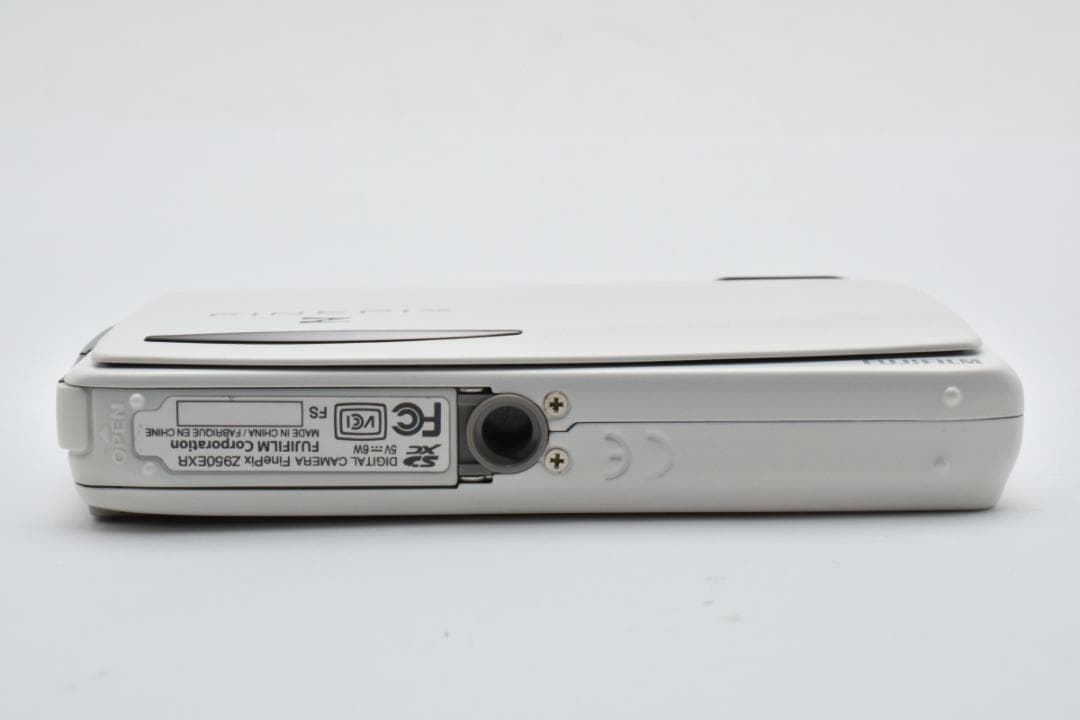 【極美品】FUJIFILM FINEPIX Z950EXR ホワイト　新品級！