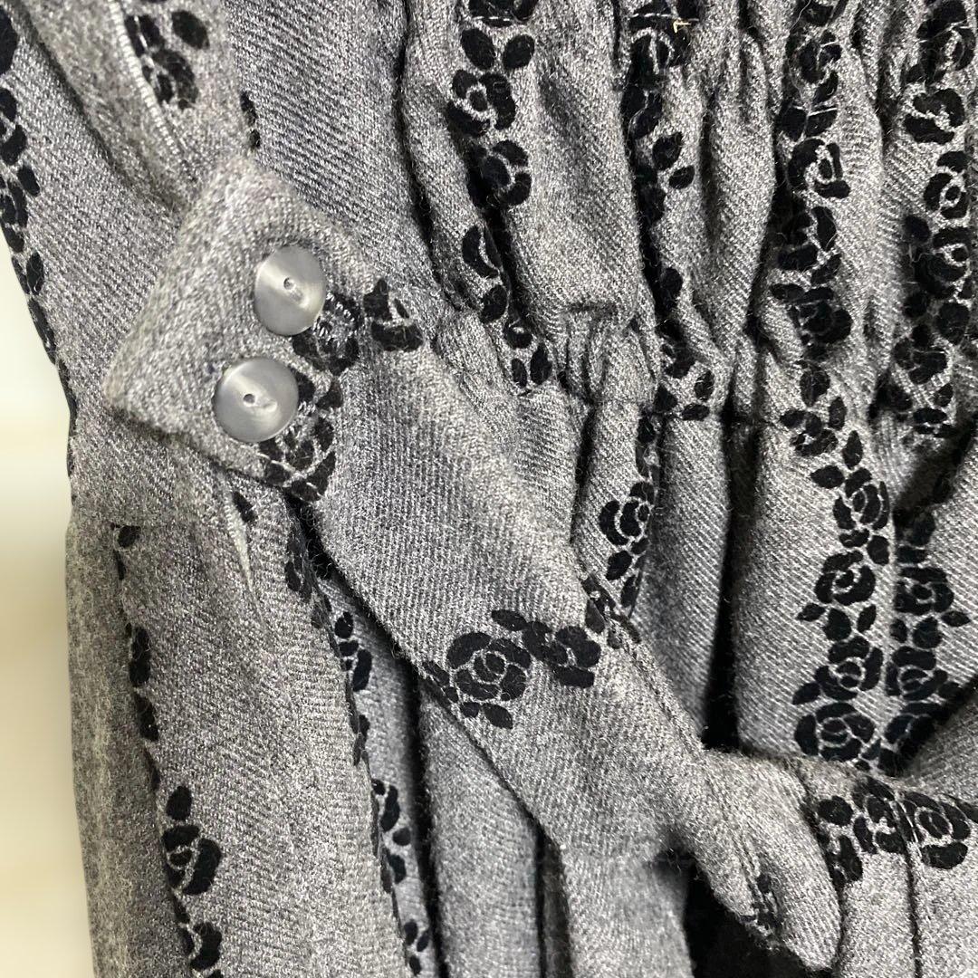 イノセントワールド濃グレー シャンデリアフロッキープリントノースリーブワンピース