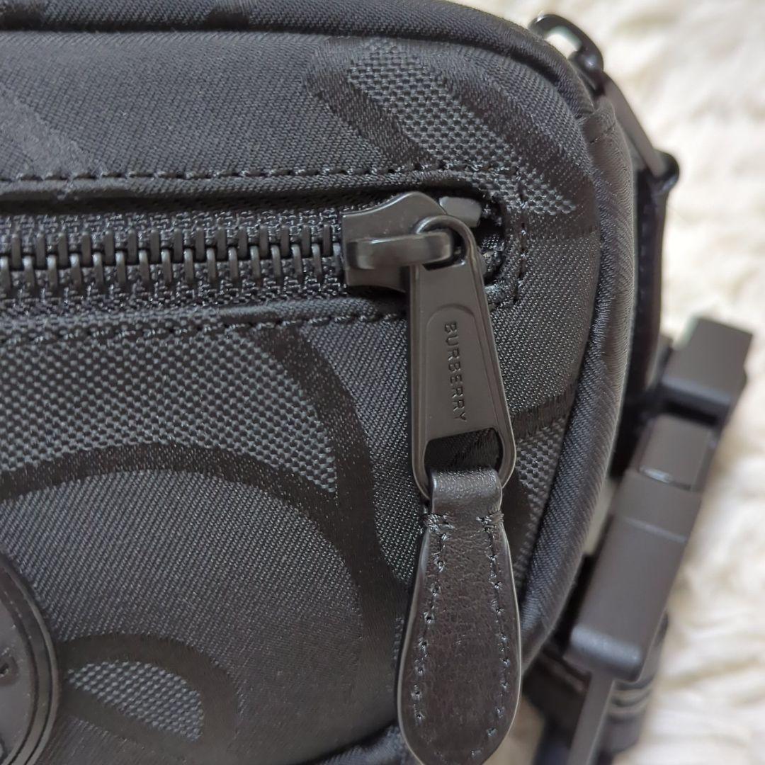 未使用級 現行 バーバリー サークルロゴ TBモノグラム ボディバッグ 黒