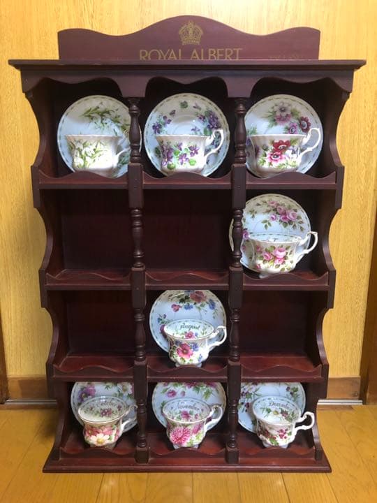 ロイヤルアルバート フラワー オブ ザ マンス 飾り棚 カップボード