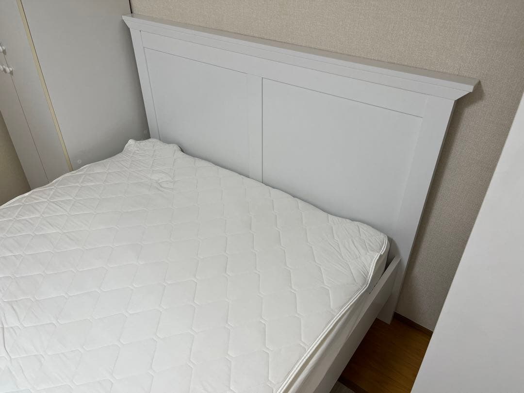 引き取り限定⭐️英国製　可愛いホワイトダブルベッドフレーム　美品⭐️