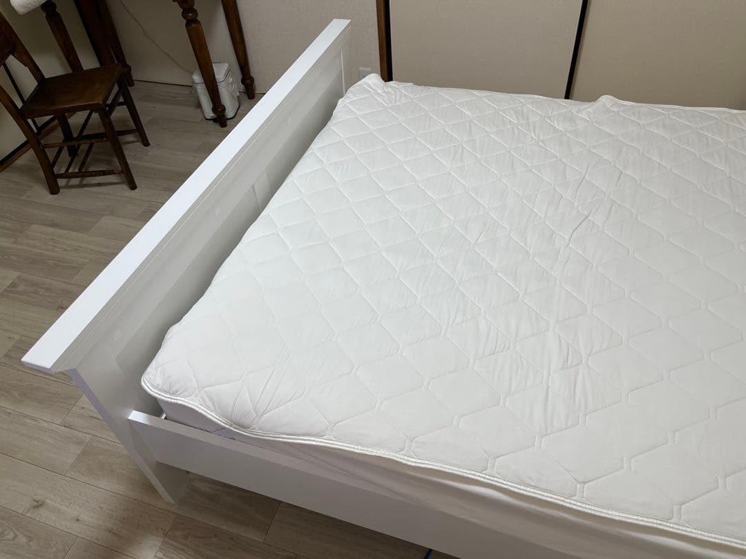 引き取り限定⭐️英国製　可愛いホワイトダブルベッドフレーム　美品⭐️