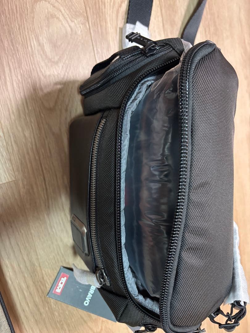 『TUMI』TAD BRAVO ブラック ショルダーバッグ