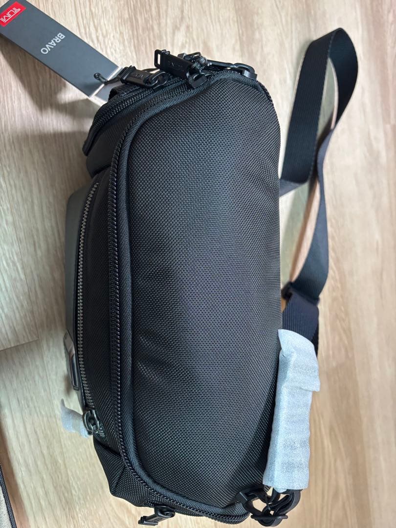 『TUMI』TAD BRAVO ブラック ショルダーバッグ