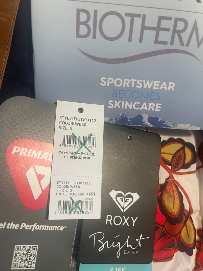 定価41800円新品同様☆Roxy☆スノーボードジャケットホワイト/ネイビー s