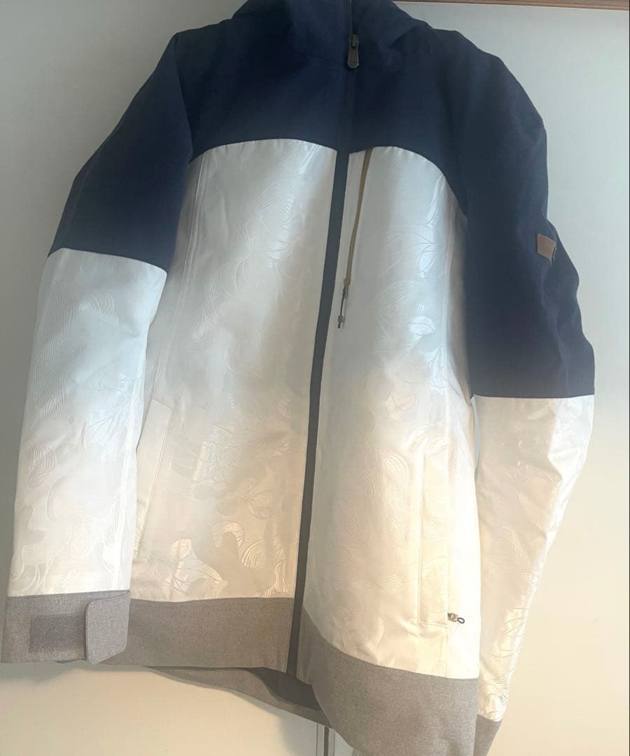 定価41800円新品同様☆Roxy☆スノーボードジャケットホワイト/ネイビー s