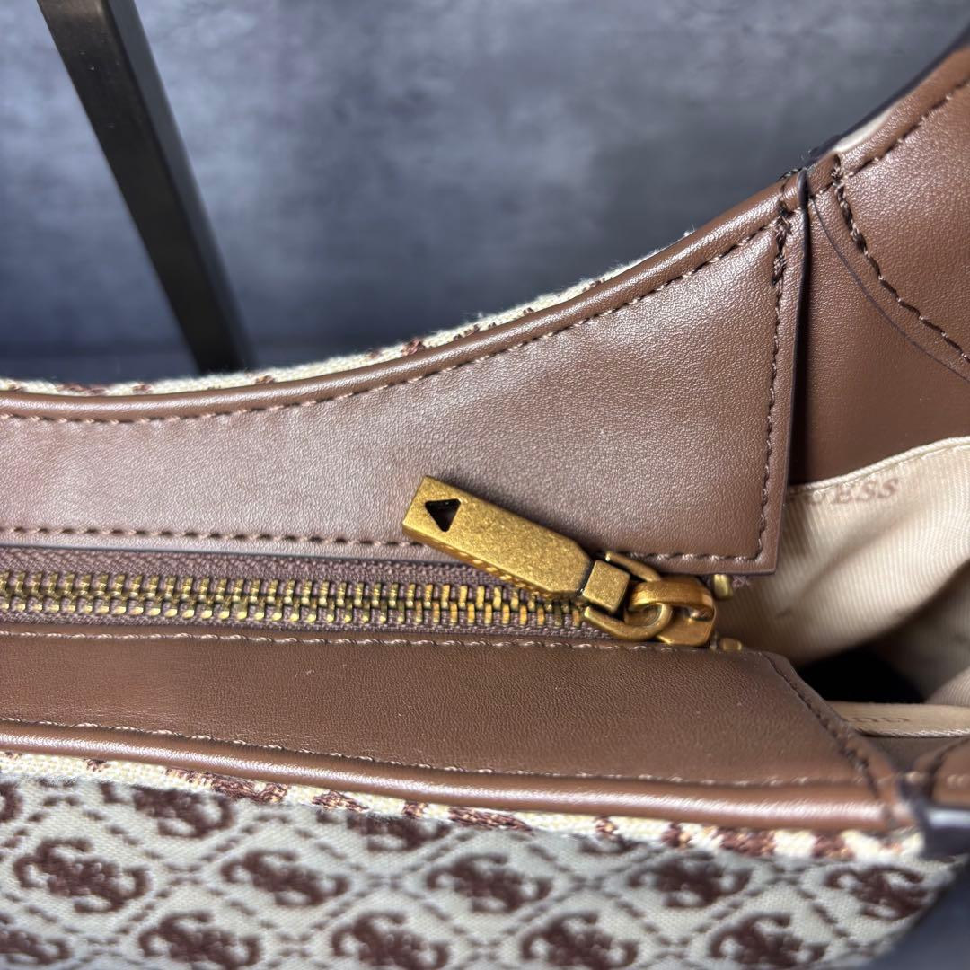【極美品】GUESS ゲス　ショルダーバッグ ロゴ柄 ブラウン ワンショルダー