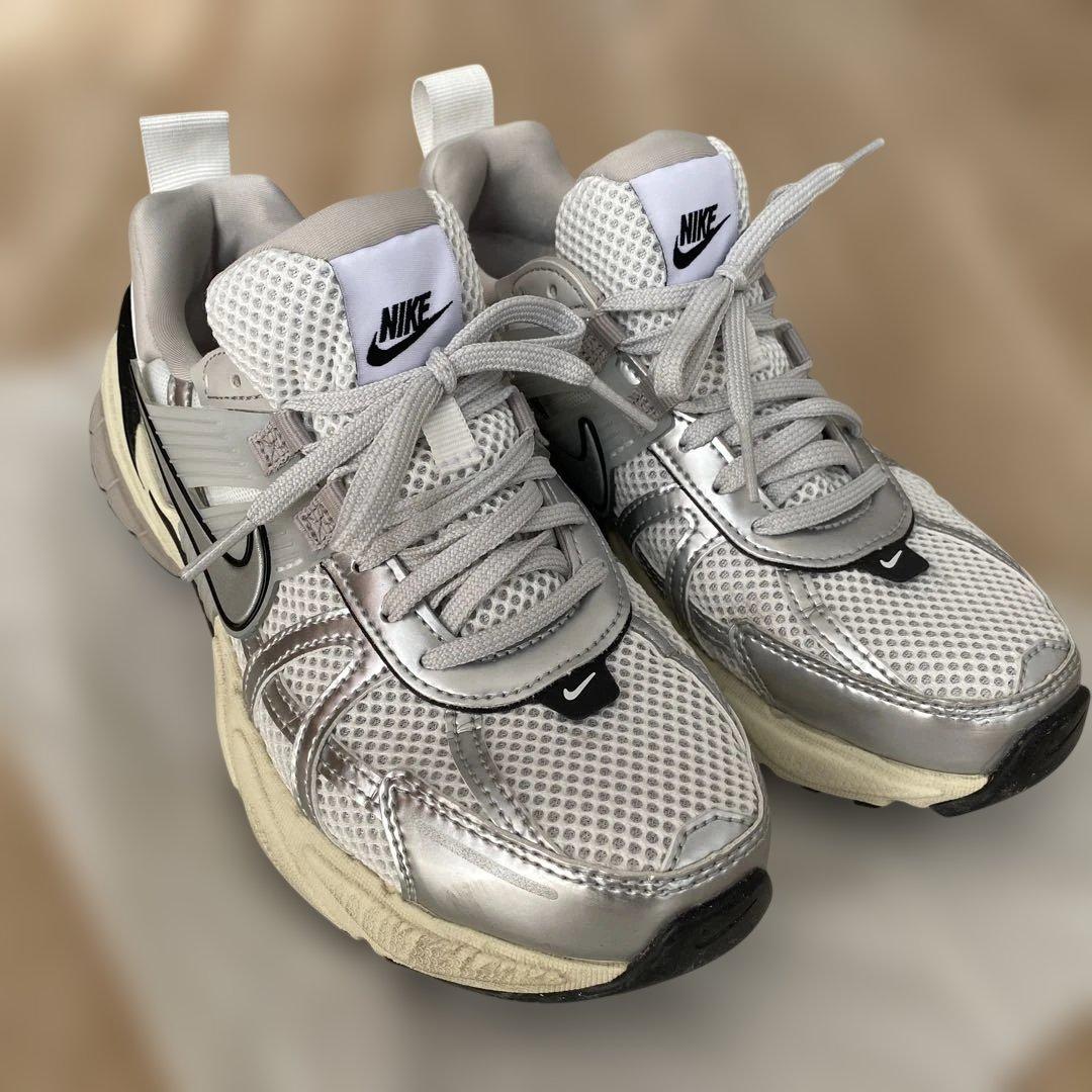 NIKE ウィメンズ　V2K ラン　24㎝　V2K RUN FD0736-100