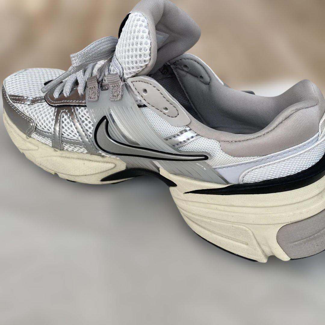 NIKE ウィメンズ　V2K ラン　24㎝　V2K RUN FD0736-100